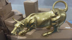 Skulptur, großes Stier-Harzhandwerk. Stadthaus-Arbeitszimmer, Home-Office, Schreibtisch, Weinschrank, Dekoration, Vermögen