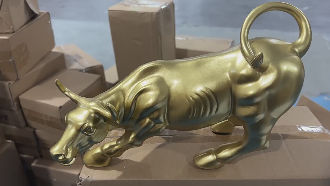 Skulptur, großes Stier-Harzhandwerk. Stadthaus-Arbeitszimmer, Home-Office, Schreibtisch, Weinschrank, Dekoration, Vermögen